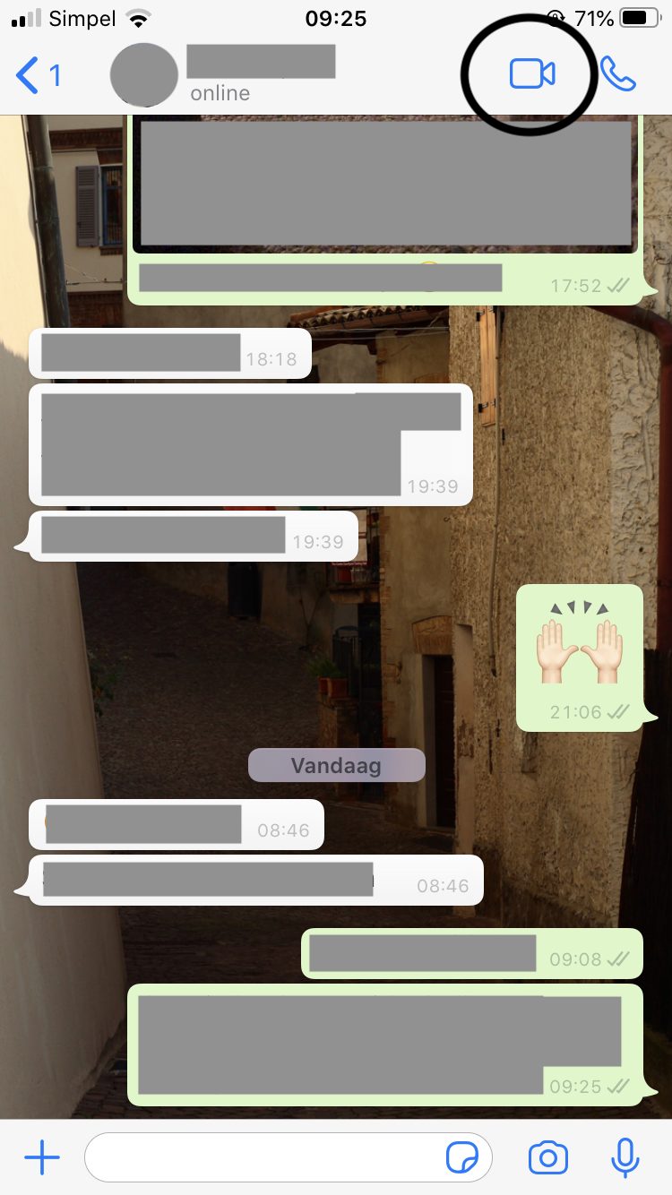 Screenshot: chatgesprek op WhatsApp. De videocamera is omcirkeld.